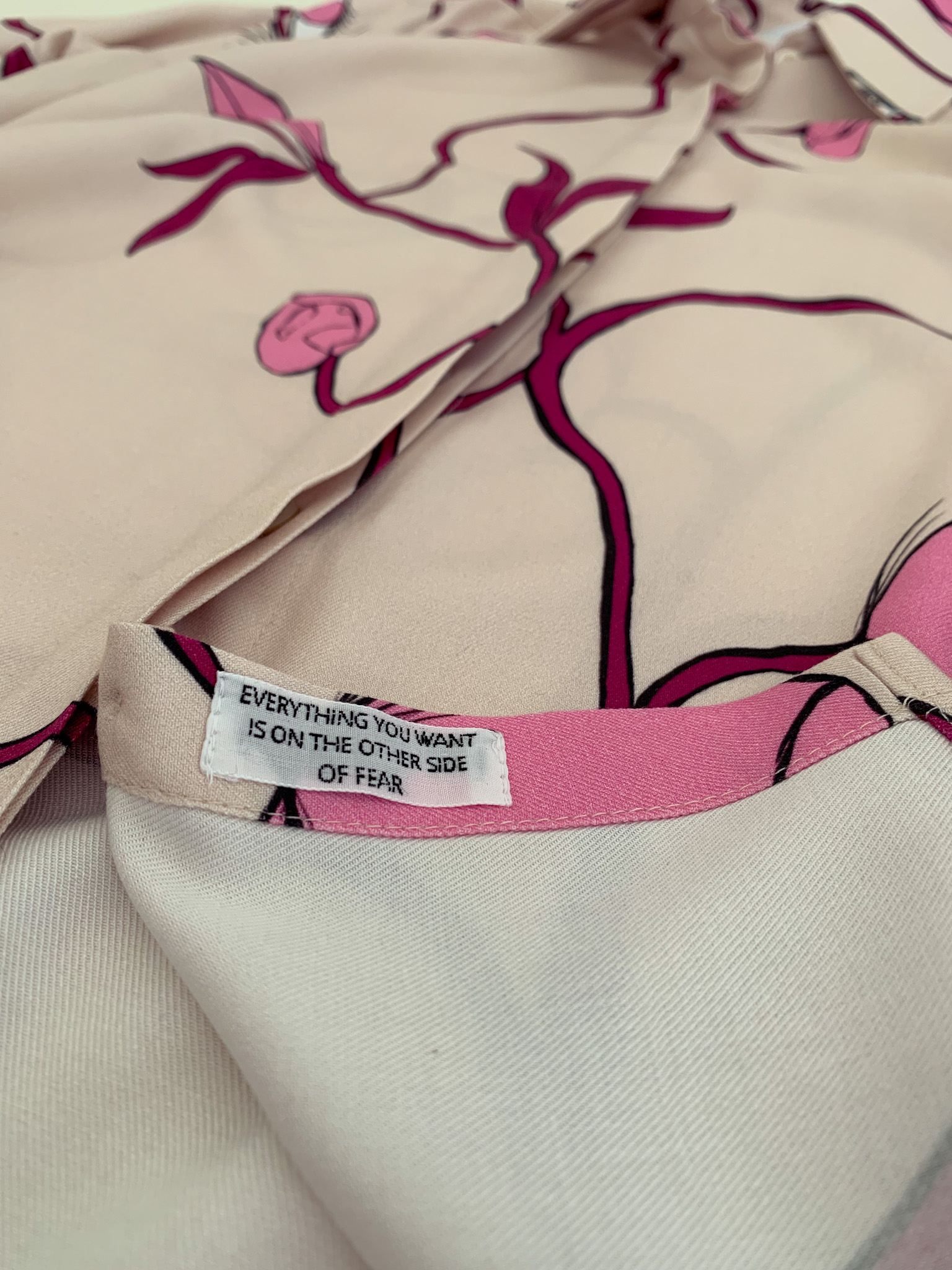 Hemdbluse mit surrealistischem Print pink details