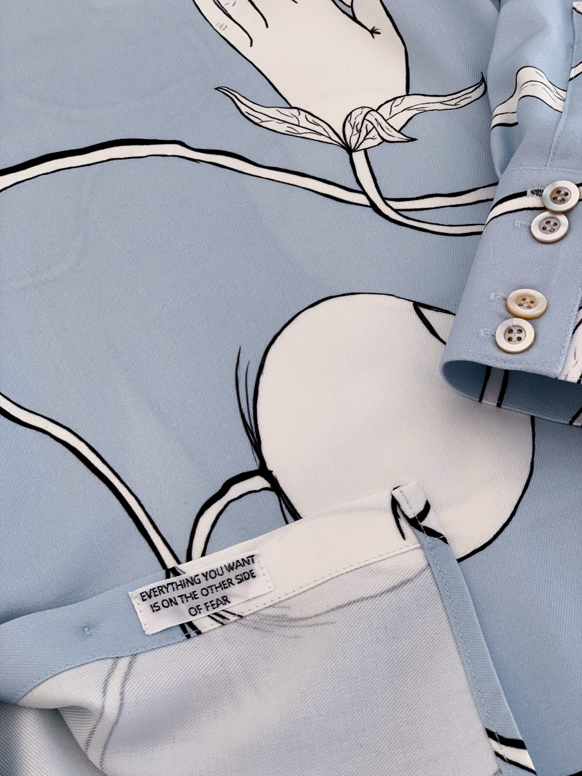 Hemdbluse mit surrealistischem Print Delegate blue Details