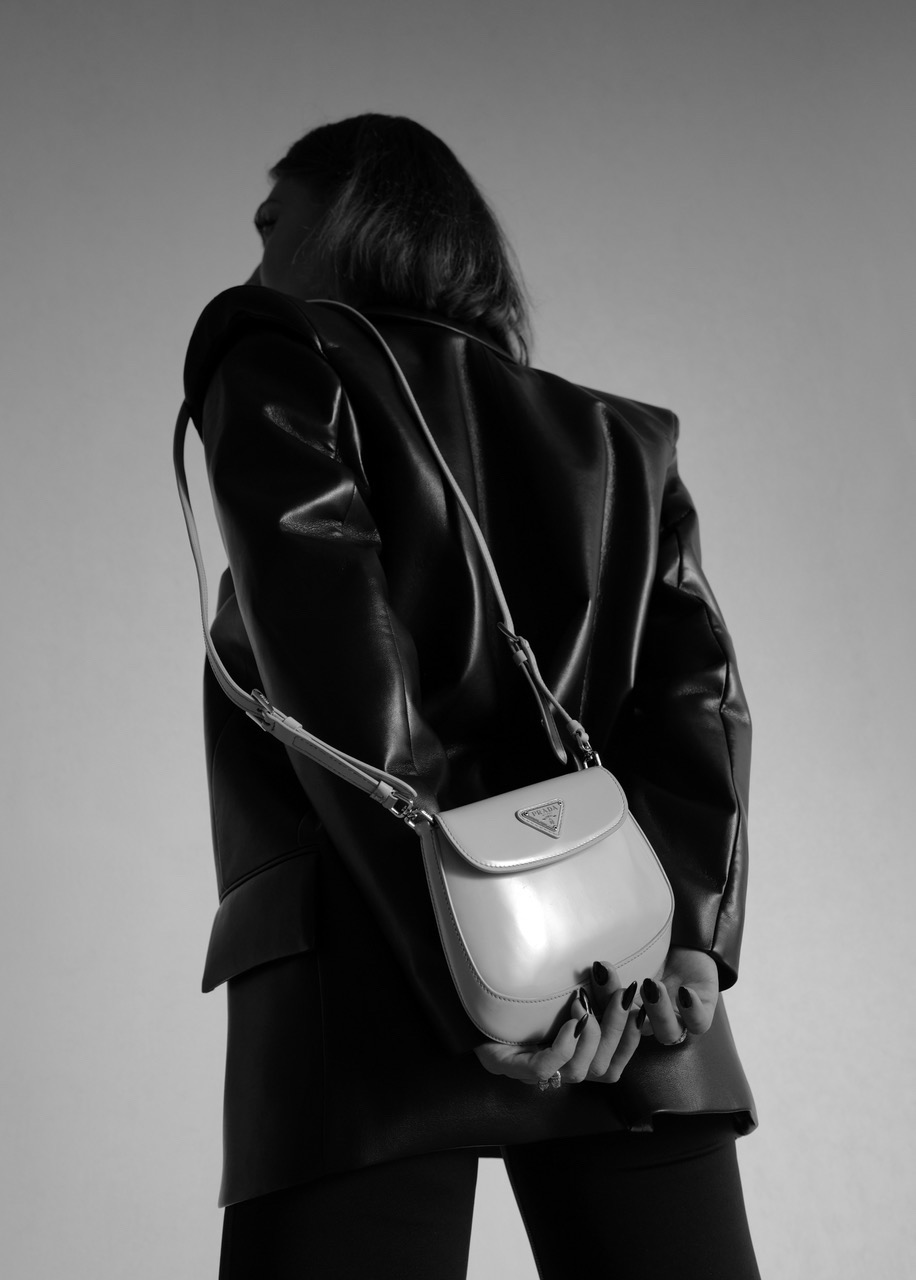 Blazer-mit-Schulterpolster-Eco-Leder-Schwarz Blazer mit Schulterpolster Detail aus ECO Leder