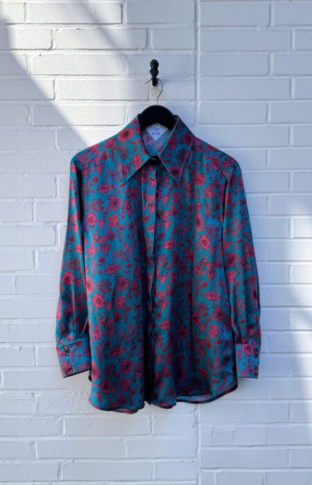 Seidenbluse mit Blütenmuster dunkelrot auf petrol Hemdbluse