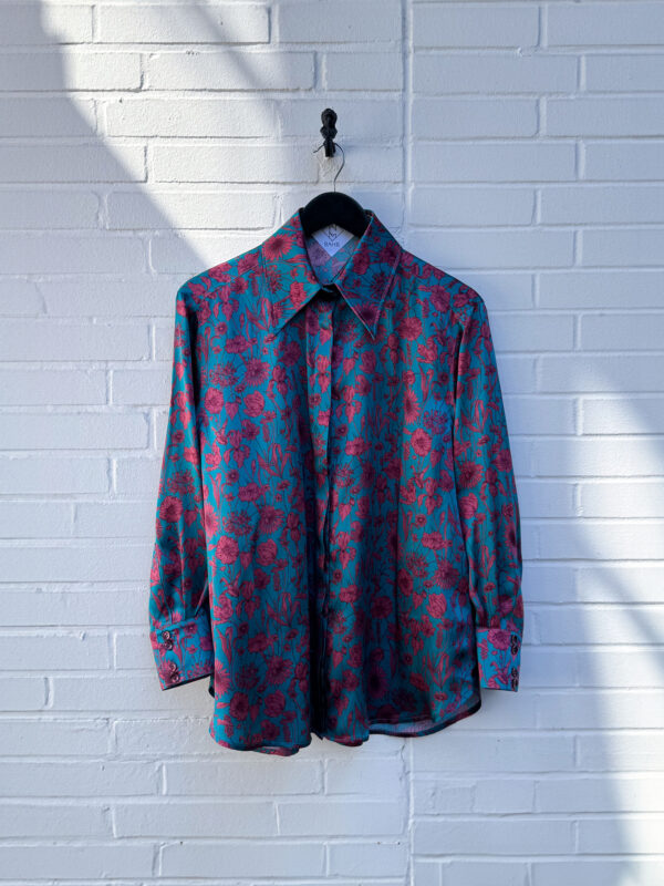 Seidenbluse mit Blütenmuster dunkelrot auf petrol Hemdbluse