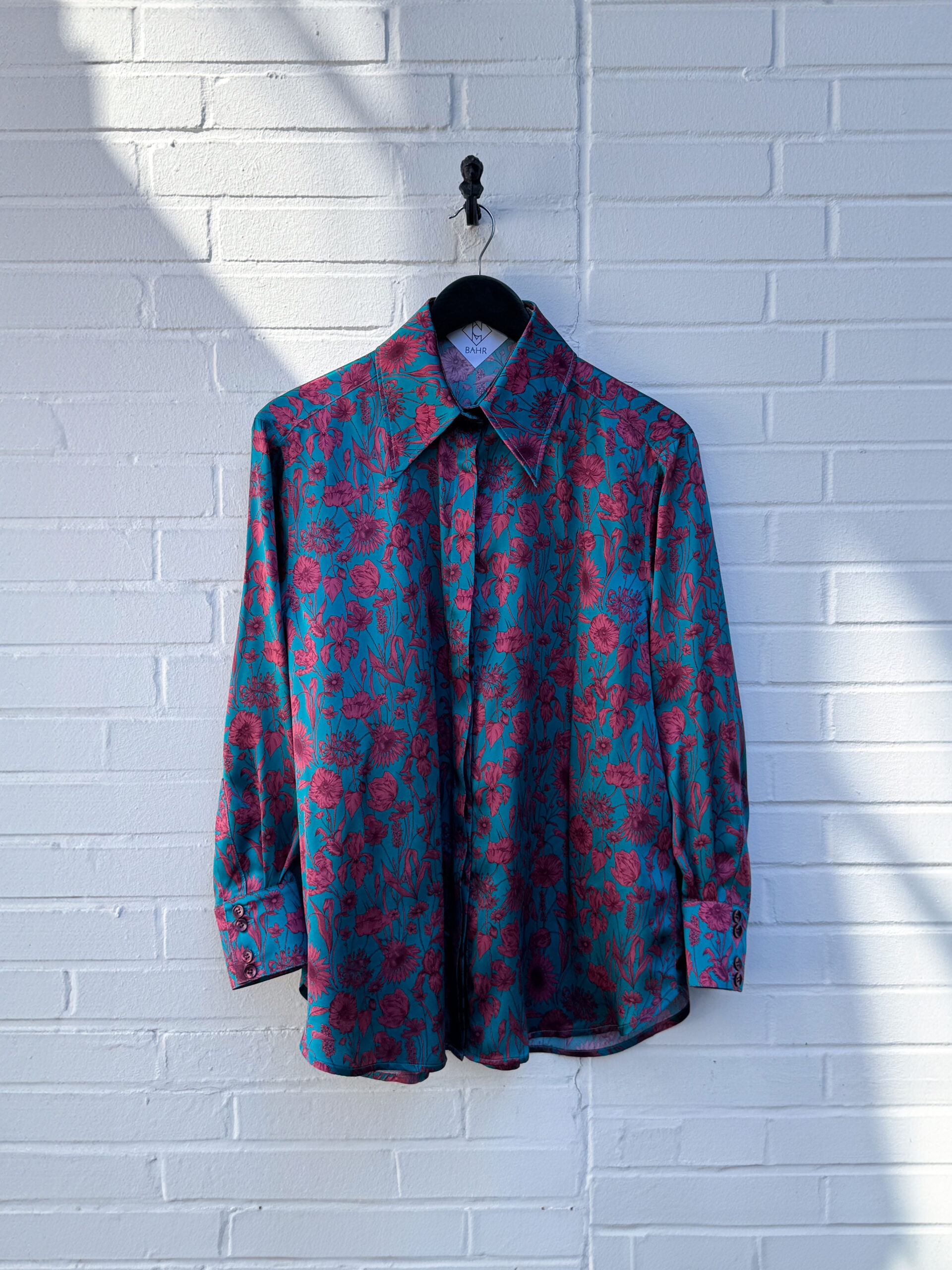 Seidenbluse mit Blütenmuster dunkelrot auf petrol Hemdbluse